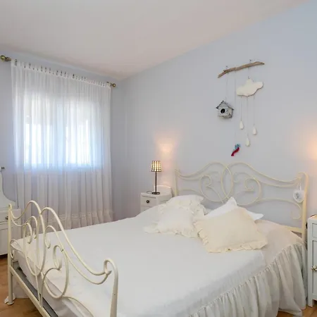 Lorena - Charme Homes Sutivan